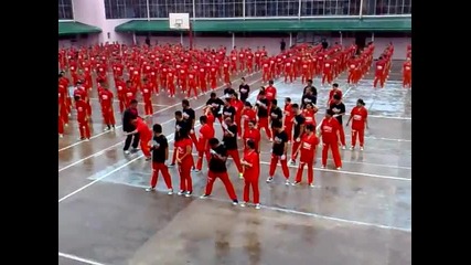 Затворници играят Gangnam Style