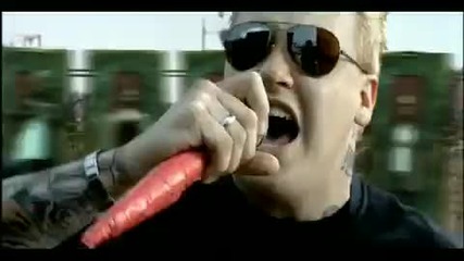 Papa Roach - She Loves Me Not 