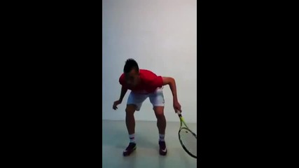 Футболист показва умения с тенис топка