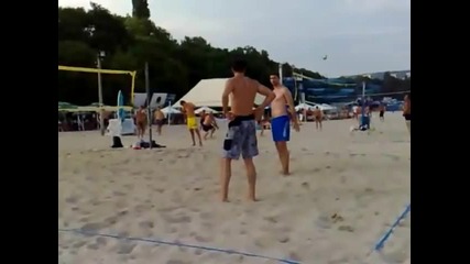 Матей Казийски Разпуска С Плажен Волейбол