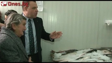 Щедрооост! Министър купи риба на 75 годишна баба 