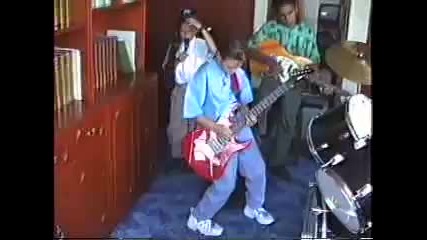 Така се става фен на Little Guns N` Roses 