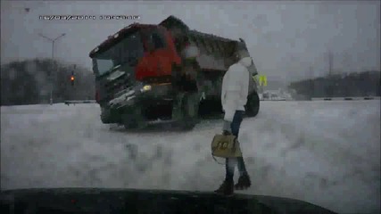 Камион си пада по красива рускиня