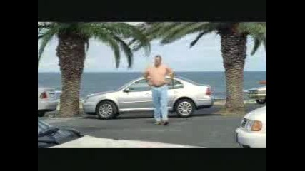 Мъж паркира между две палми - голям смях 