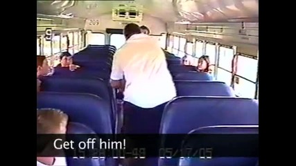 Шофьор бие Дете в автобус