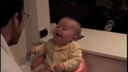 сладко бебе се смее на баща си