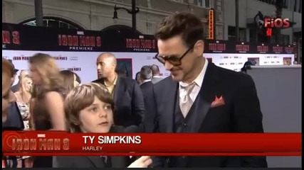 Звездите Робърт Дауни младши и Тай Симпкинс на премиерата на филма си Железният Човек 3 (2013)