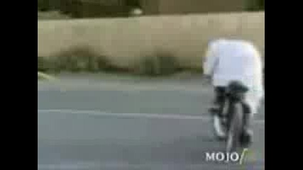 Смях Aрабин с колело прави дрифтове