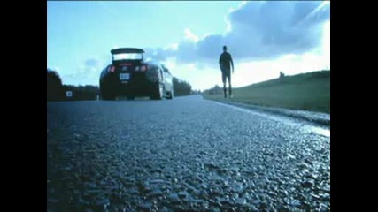 Cristiano Ronaldo Изпреварва Bugatti