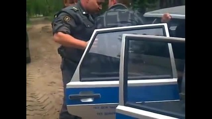 Ето как се справя руската полиция с пияните хулигани!