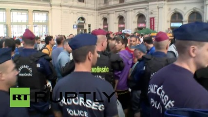 Hungary: Refugee influx prompts police to shut down Budapest main station