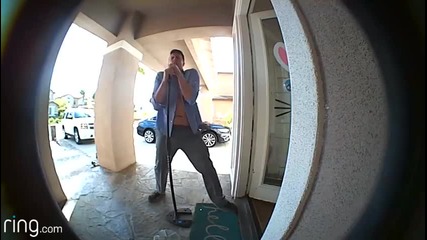 Мъж използва видео камерата на входната врата по един по-интересен начин!
