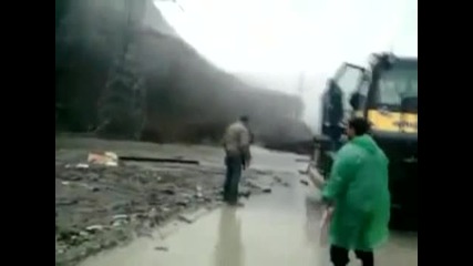 Камион прпада в огромна яма 
