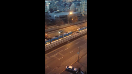 Кола на релсите спря трамваите