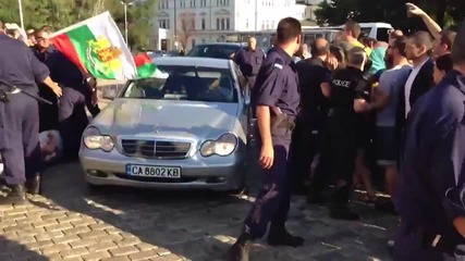 Депутати излизат от Народното събрание Дансwithme 40