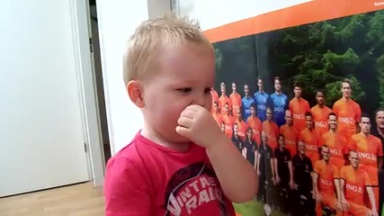 Сладур! 2-годишният Ноа познава целият холандски отбор, дори и щаба !