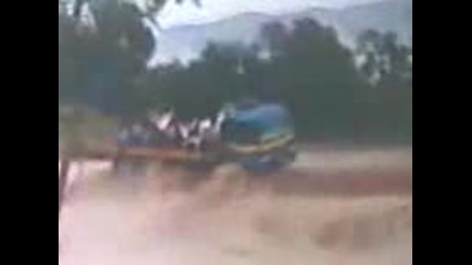 Камион с хора се преобръща в река 