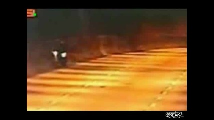 човек заспива в своя мотоциклет 