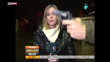 Репортерка остава желязна , докато и размахват пистолет пред лицето !