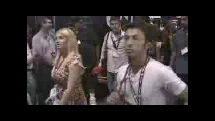 Jessica Alba Walks By At Comic Con 2007