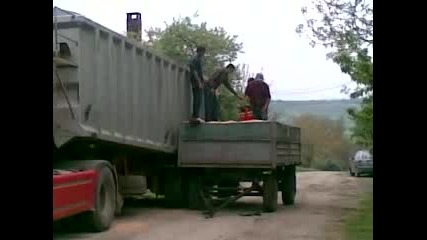 Пълнене на голям камион с кофи 