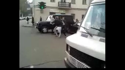 Пич натръшква четири мутри на кръстовище в Русия 