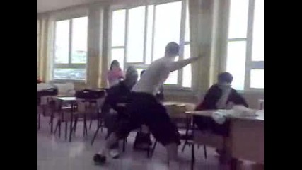 Student slap Student [студент удря много як шамар]