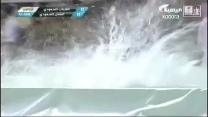 Футболист пада в басейн по време на мач 
