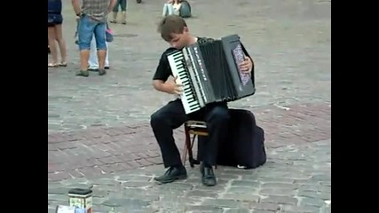 Уличен музикант , факир е на акордеонът!
