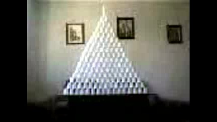 Пирамида Направена От Чаши