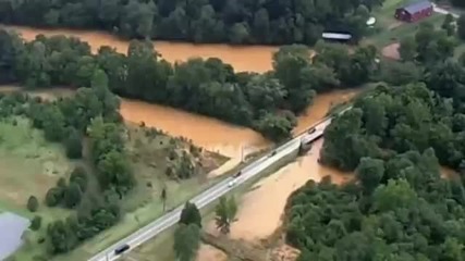 Проливни дъждове потапят домове и пътища в Северна Каролина