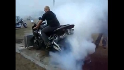 yamaha r1 burnout - pukane na guma