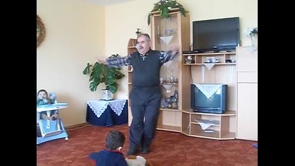 Вижте дядката, който разцепи с танците си!
