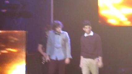 One Direction - изпълняват Up All Night на концерт в Uncasville, Кънектикът 22.05.2012