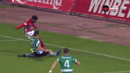 Бивш играч на Левски спомогна на ЦСКА да дръпне напред