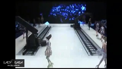Exclusive! Много странни обувки + Bad Romance premiere on Alexander Mcqueen fashion show 