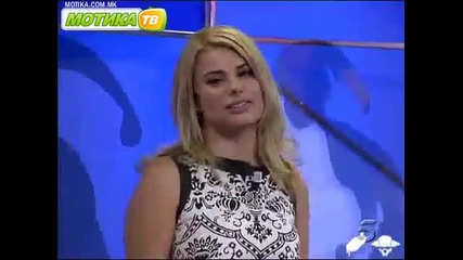 водещ съблича гола участничка пред камерите