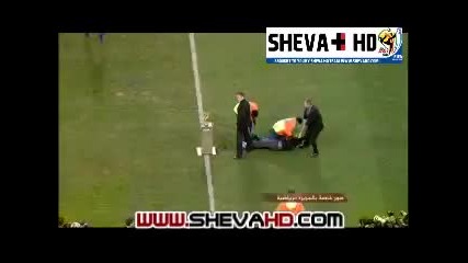 Човек Който Иска Да Сложи Шапка На Купата На Worldcup 2010 !!! 