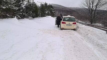 Дълбоки преспи спряха автомобил на път за Бузлуджа