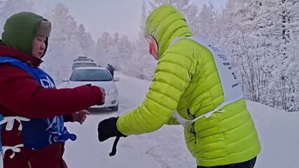 При -50°C: Ентусиасти бягаха в леден маратон (ВИДЕО)