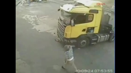 щастлив човек изхвърлен от камион в катастрофа 
