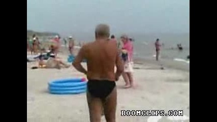 Пиян Германец на плажа се опитва да си облече гащите!!! 100% смях 