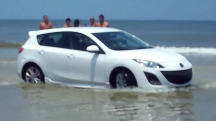 Морски прилив отнесе автомобил