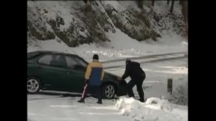 Опа Опа !!! Смешен инцидент с автомобил през зимата (serres,greece)