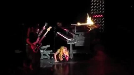 Гага пада от пиано на концерт!