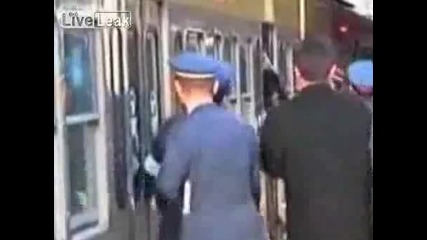 Ето как се качват хората на метрото в Япония