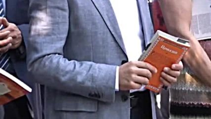 Плевнелиев чете "Дядо вади ряпа" на пловдивските деца