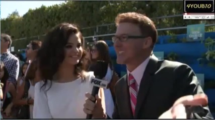 Selena gomez at the Red Carpet of the 2010 Teen Choice Awards 