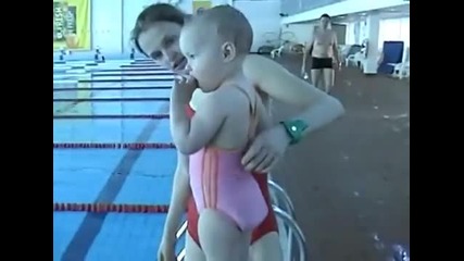 Сладко бебе плува като рибка