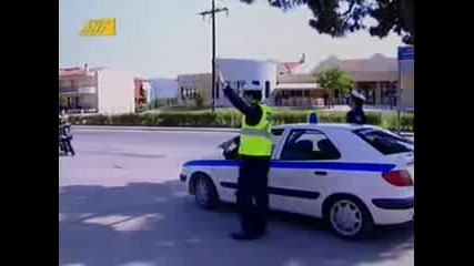 Полицай спира моторист - * Смях * 